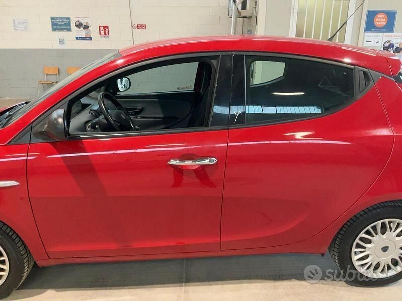 Usata Lancia Ypsilon Silver 69 CV (50 kW) 2017 Rosso Utilitaria