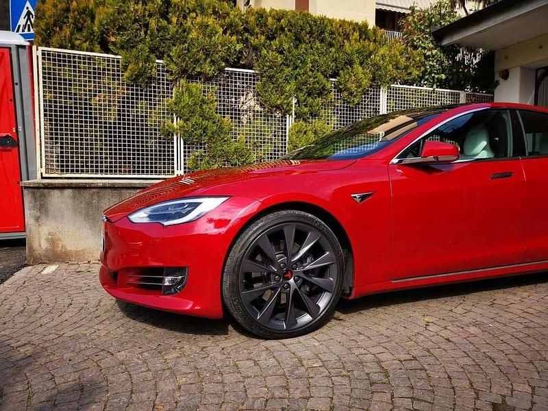 Usata Tesla Model S 158 kW (215 CV) 2019 Rosso Utilitaria