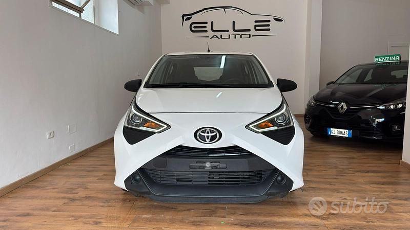 Usata Toyota Aygo 72 CV (52 kW) 2021 Bianco Utilitaria