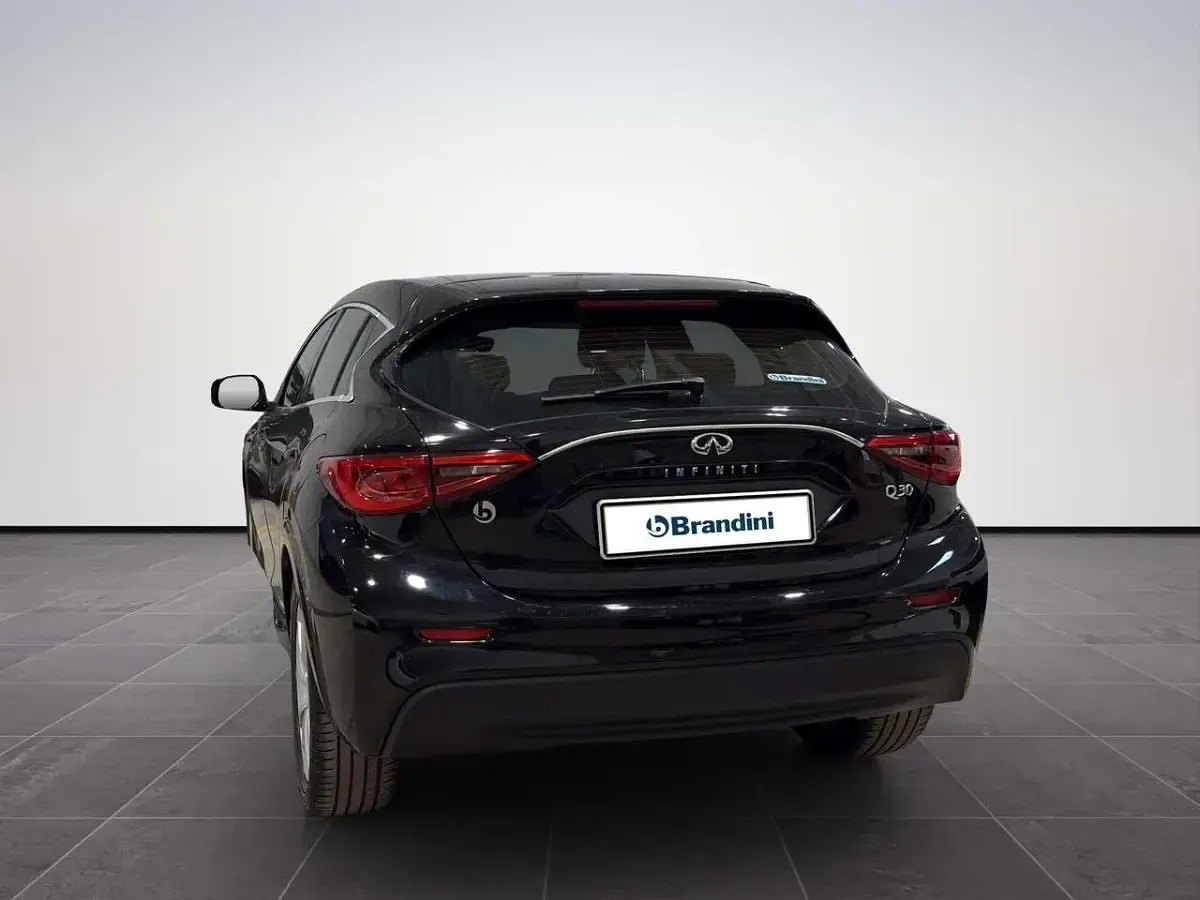 Usata Infiniti Q30 Premium 109 CV (80 kW) 2016 Nero SUV