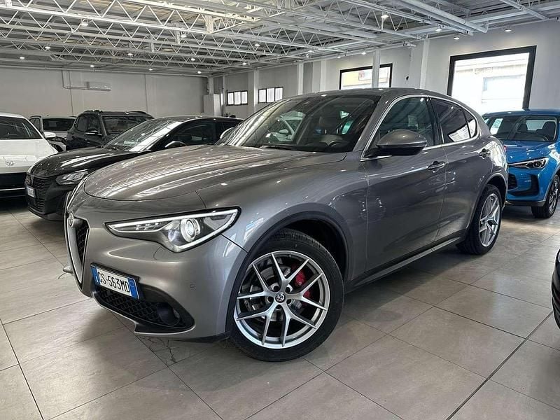 Usata Alfa Romeo Stelvio Executive 209 CV (153 kW) 2019 Argento scuro SUV