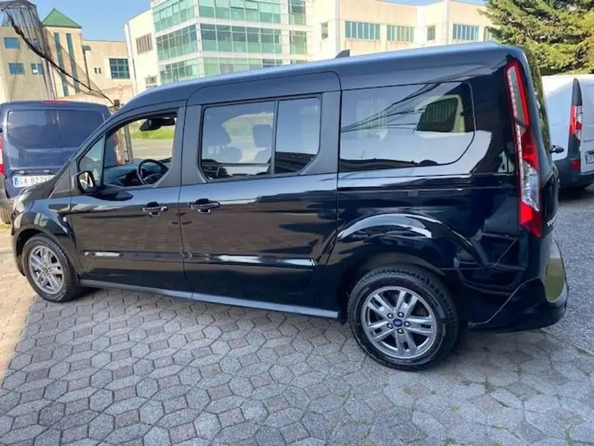 Usata Ford Tourneo Titanium 120 CV (88 kW) 2022 Nero Furgone