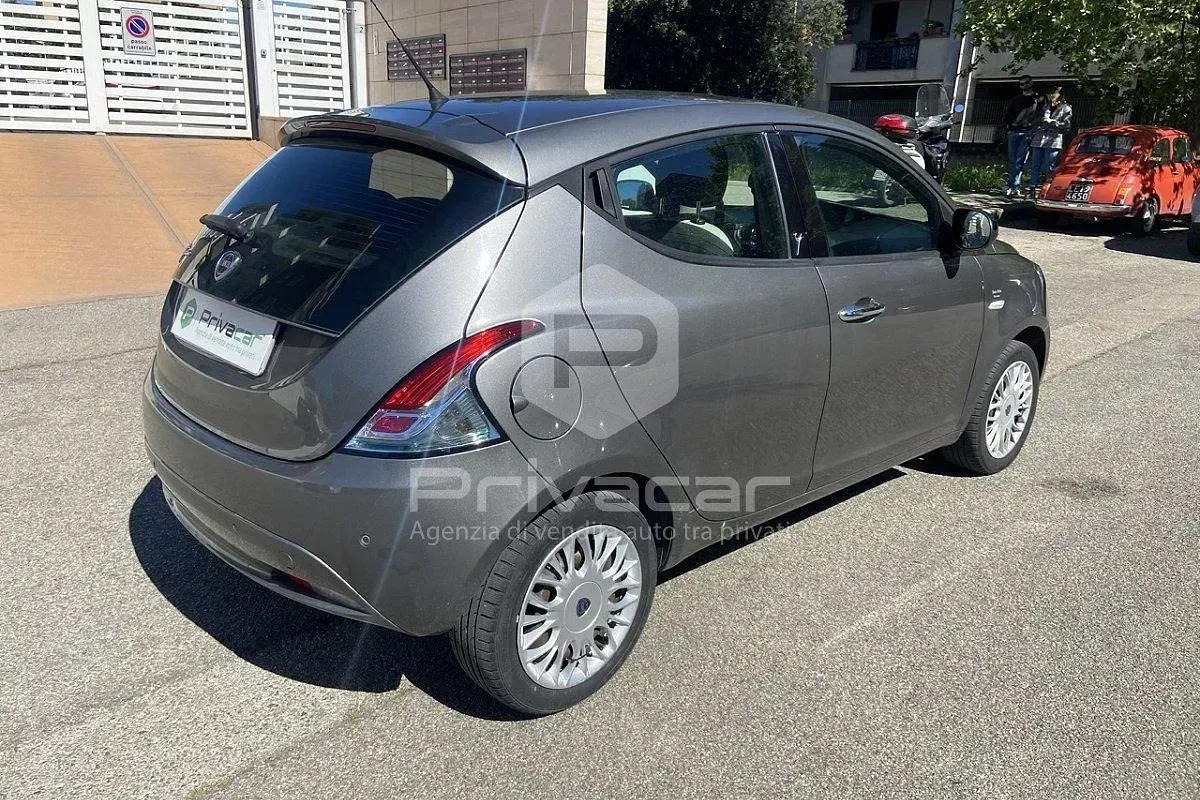 Usata Lancia Ypsilon Silver 69 CV (50 kW) 2017 Blu Utilitaria