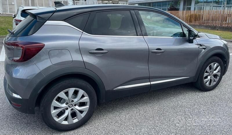 Grigio Usata 2022 Renault Captur SUV | 18.000 € (Buon prezzo) - Immagine 1/4
