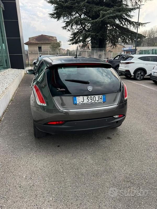Usata Lancia Delta 120 CV (88 kW) 2011 Grigio Utilitaria