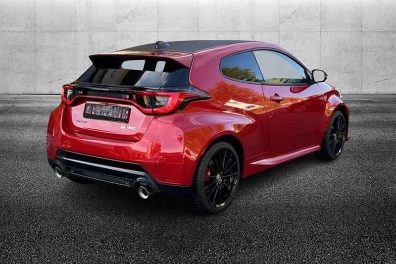 Usata Toyota Yaris 280 CV (205 kW) 2024 Rosso Utilitaria