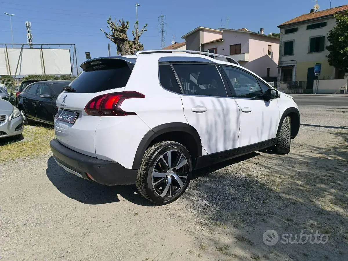 Usata Peugeot 2008 Allure 99 CV (72 kW) 2017 Bianco SUV