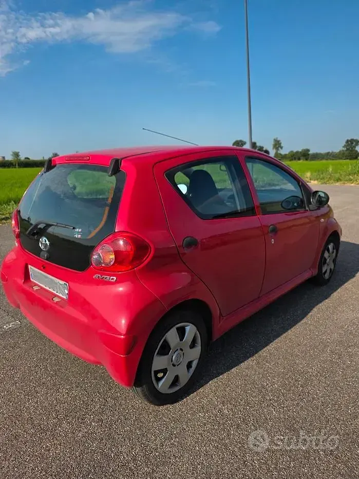 Usata Toyota Aygo 68 CV (50 kW) 2007 Rosso Utilitaria