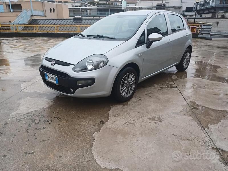 Grigio Usata 2017 Fiat Punto Lounge Tre volumi | 5500 € (Buon prezzo) - Immagine 1/4
