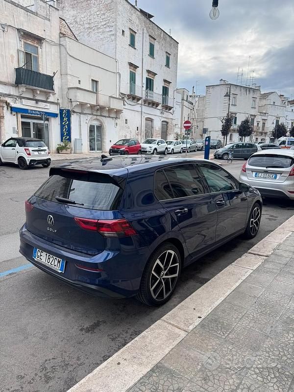 Usata VW Golf VIII 150 CV (110 kW) 2021 Blu Utilitaria