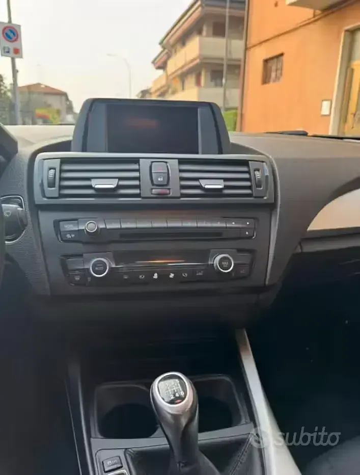 Usata BMW 114 102 CV (75 kW) 2012 Nero Utilitaria