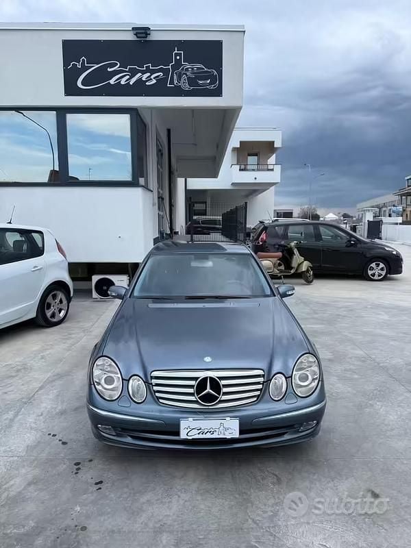 Usata Mercedes E220 Avantgarde 149 CV (109 kW) 2003 Blu Berlina