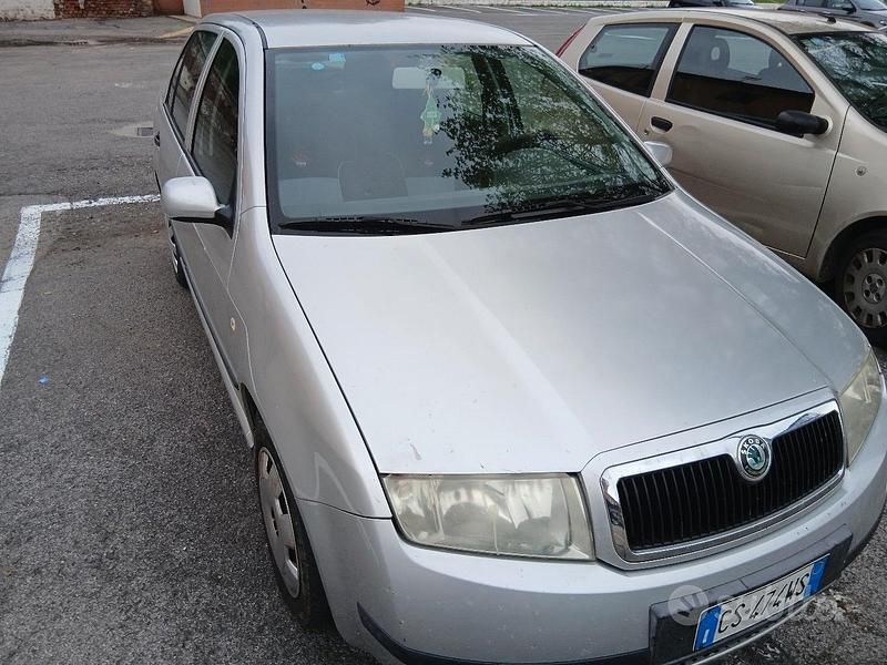 Grigio Usata 2005 Skoda Fabia Tre volumi | 1000 € (Buon prezzo) - Immagine 1/4