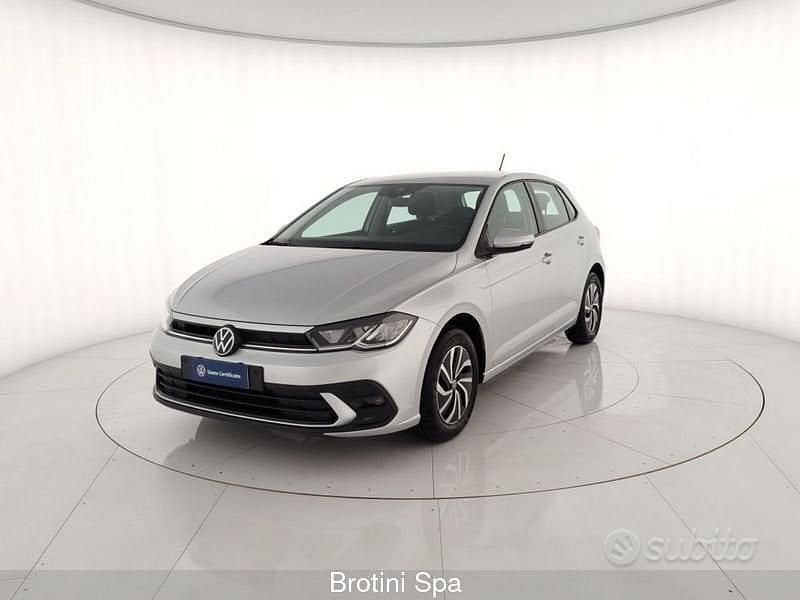 Grigio metallizzato Usata 2023 VW Polo Life Tre volumi | 17.300 € (Buon prezzo) - Immagine 1/4