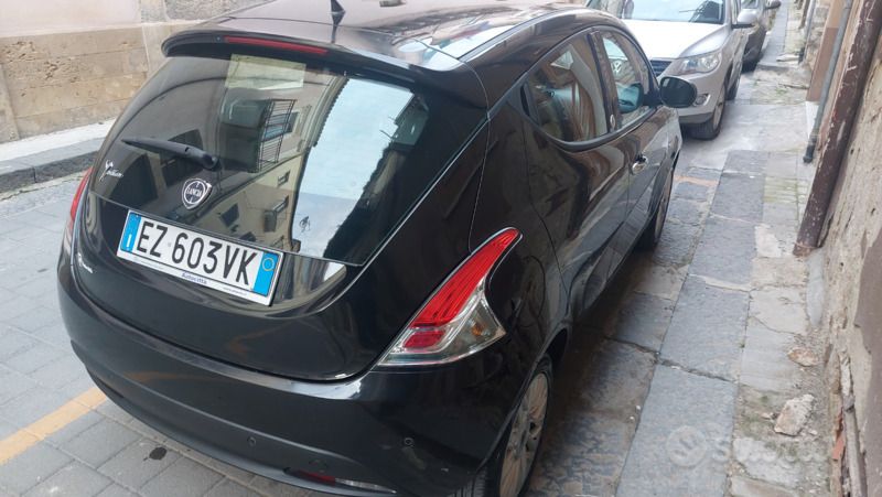 Usata Lancia Ypsilon 69 CV (50 kW) 2015 Nero Utilitaria
