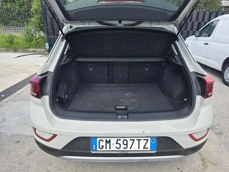 Usata VW T-Roc Life 110 CV (80 kW) 2023 Ascot gray SUV