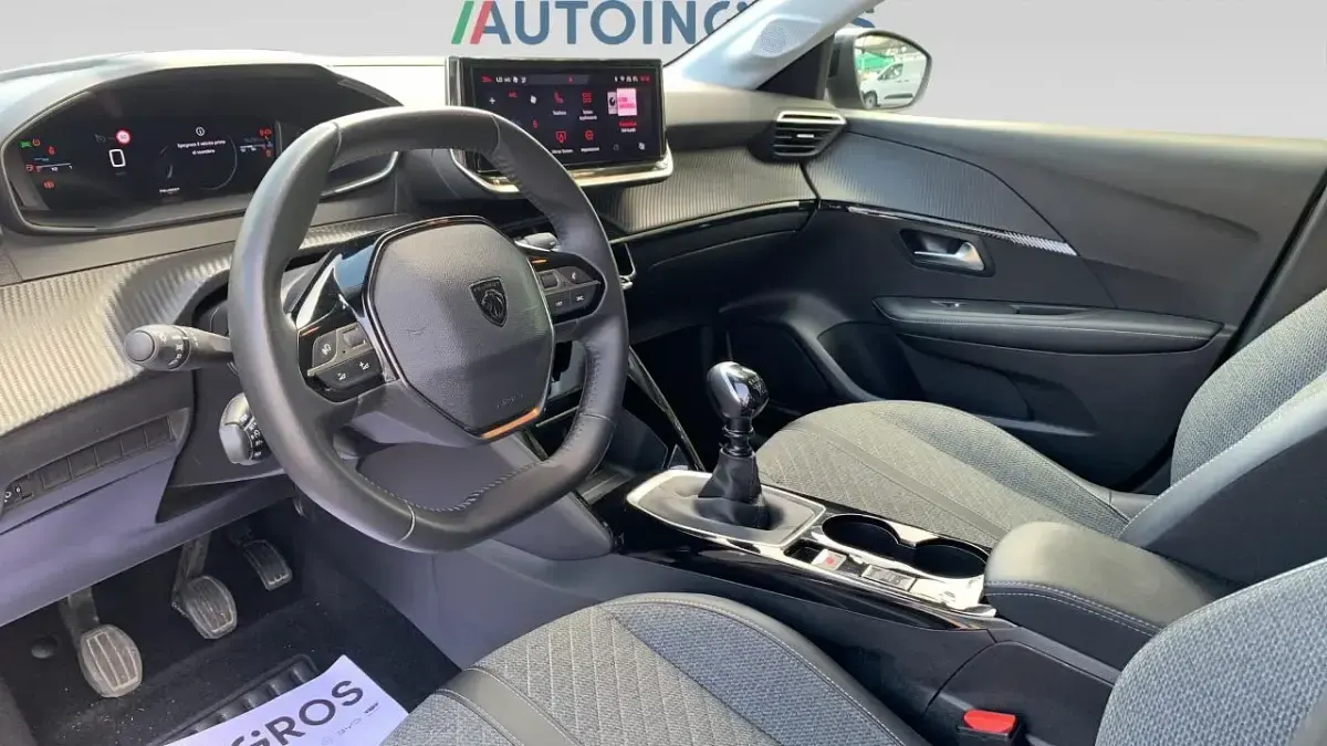 Usata Peugeot 208 Allure 101 CV (74 kW) 2024 Grigio Utilitaria