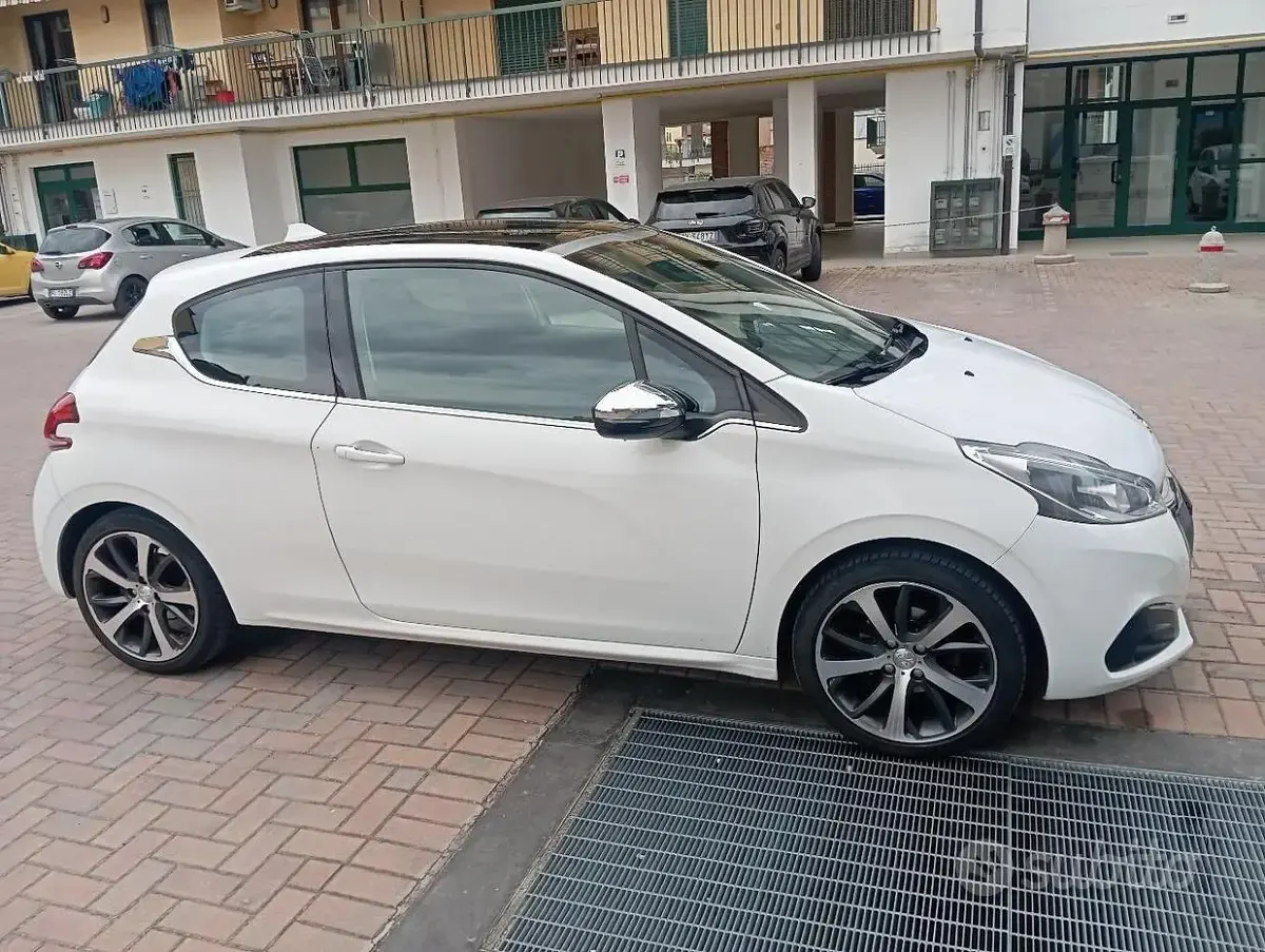 Usata Peugeot 208 100 CV (73 kW) 2016 Bianco Utilitaria