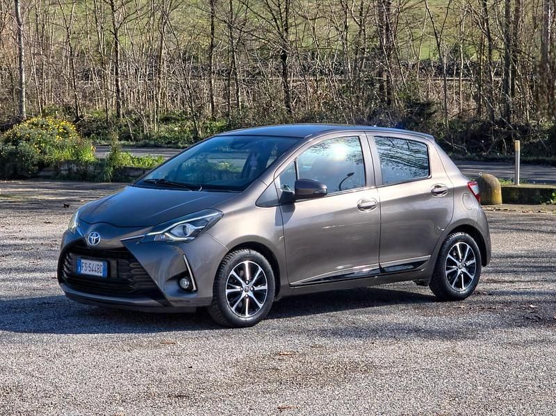 Usata Toyota Yaris Hybrid Business Edition 73 CV (53 kW) 2018 Marrone Berlina