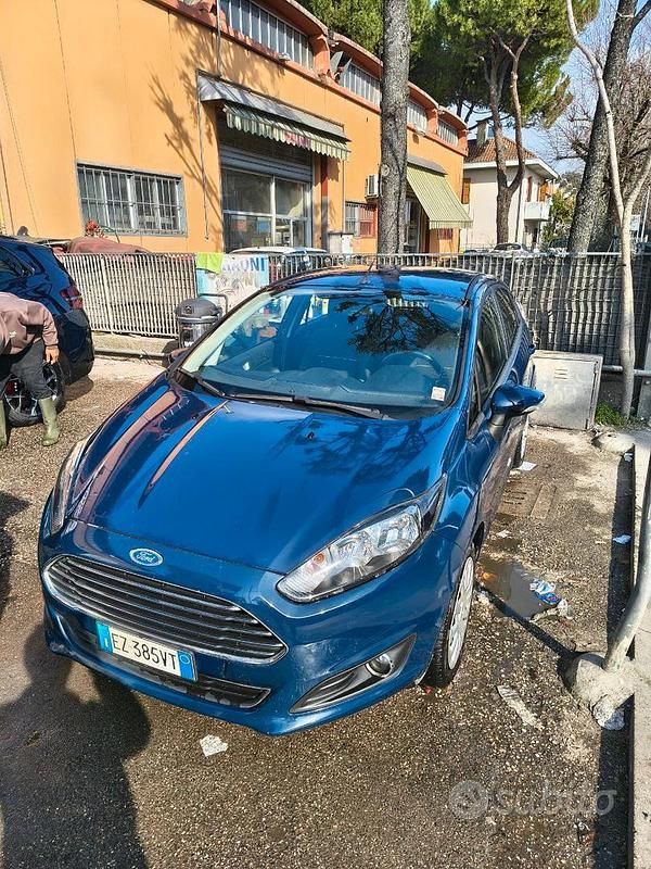 Usata Ford Fiesta 92 CV (67 kW) 2015 Blu Berlina
