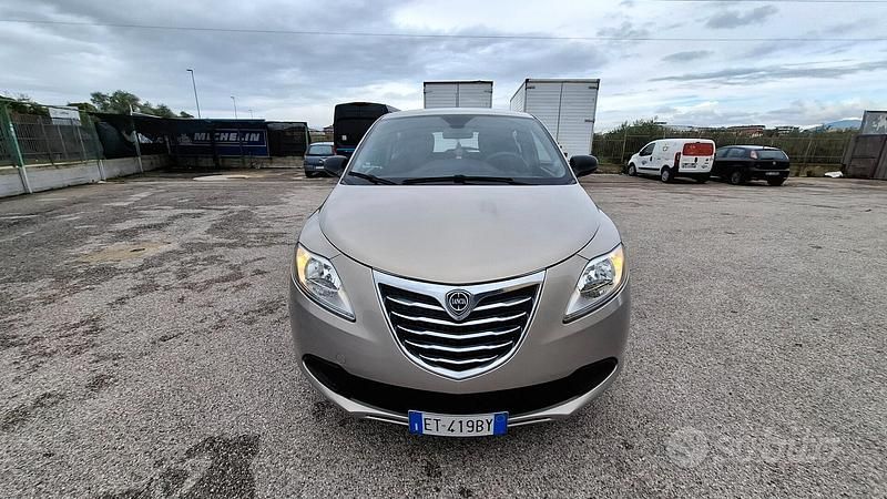 Grigio Usata 2013 Lancia Ypsilon Gold Due volumi | 5999 € (Cara) - Immagine 1/4