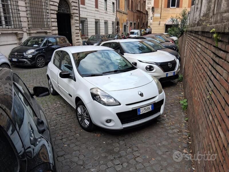 Bianco Usata 2011 Renault Clio II Tre volumi | 4300 € (Cara) - Immagine 1/4