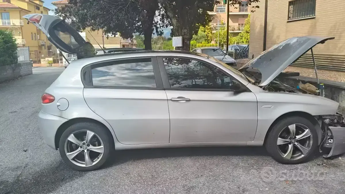 Usata Alfa Romeo 147 150 CV (110 kW) 2007 Grigio Utilitaria