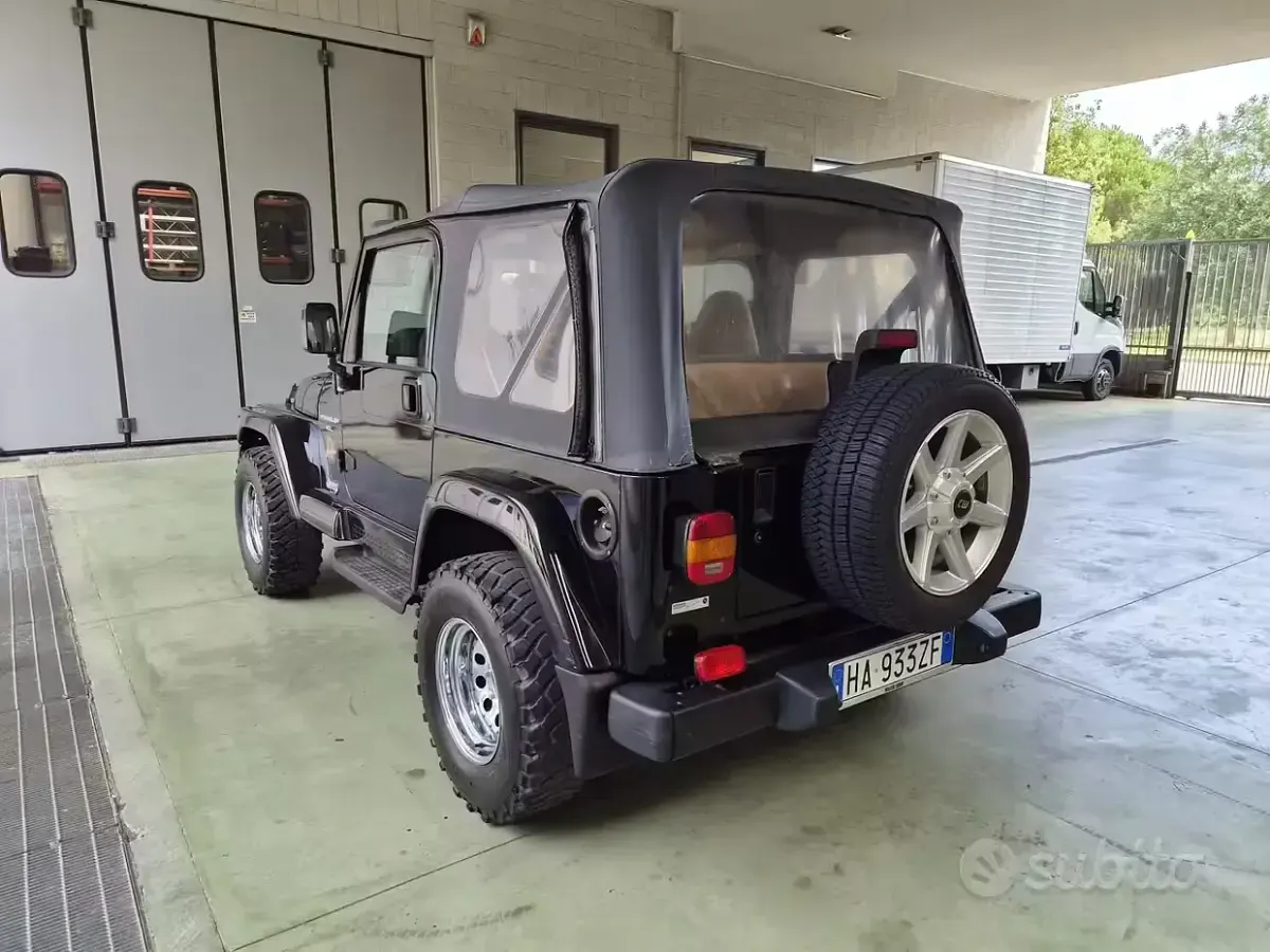 Usata Jeep Wrangler Sahara 177 CV (130 kW) 1999 Nero SUV
