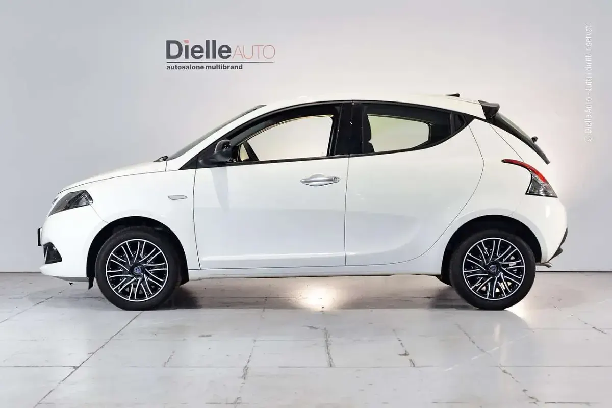 Usata Lancia Ypsilon Gold 70 CV (51 kW) 2023 Bianco neve Utilitaria