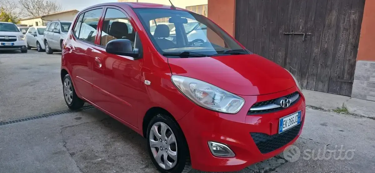 Käytetty Hyundai i10 69 HP (50 kW) 2011 Punainen Viistoperä