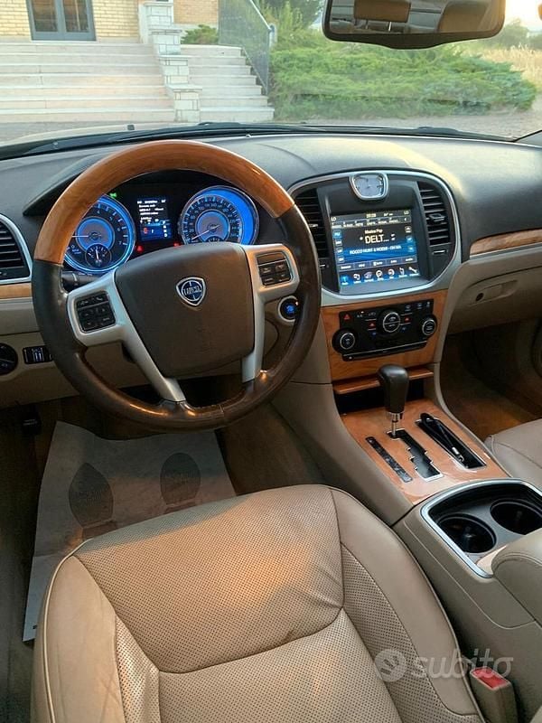 Käytetty Lancia Thema Platinum 190 HP (139 kW) 2013 Musta Sedan