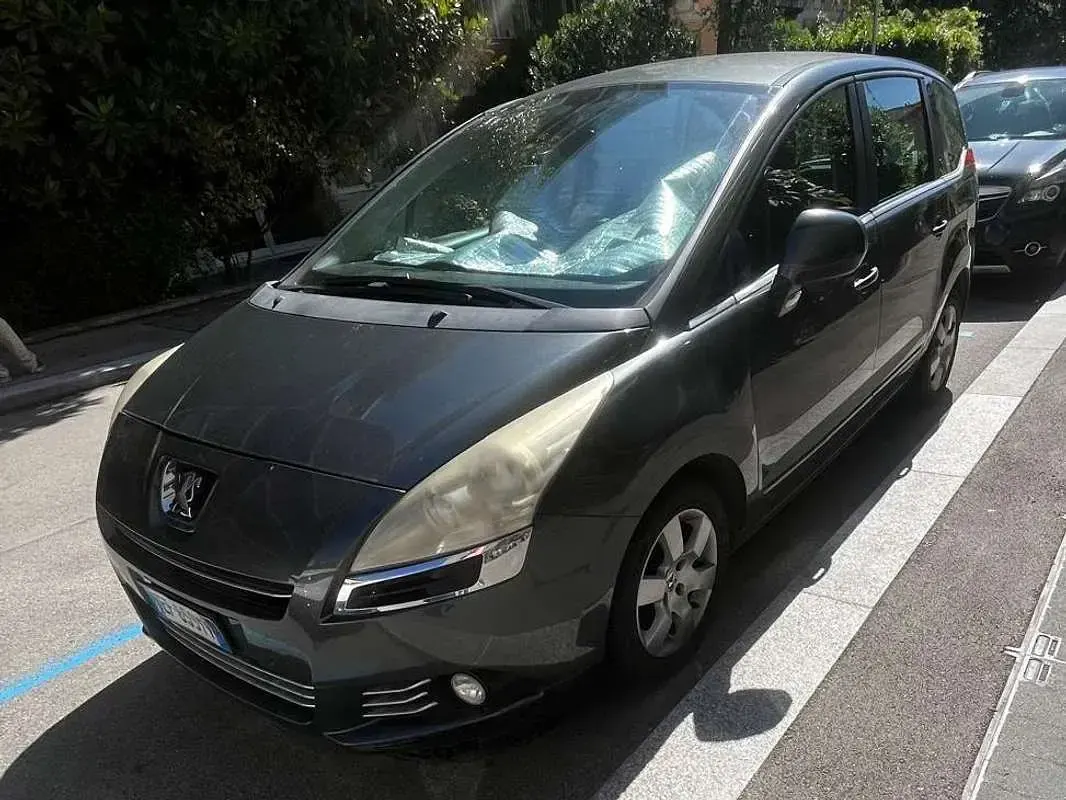 Usata Peugeot 5008 Active 112 CV (82 kW) 2011 Grigio Monovolume