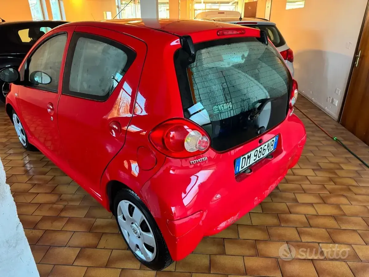 Gebraucht Toyota Aygo 68 PS (50 kW) 2008 Rot Kleinwagen