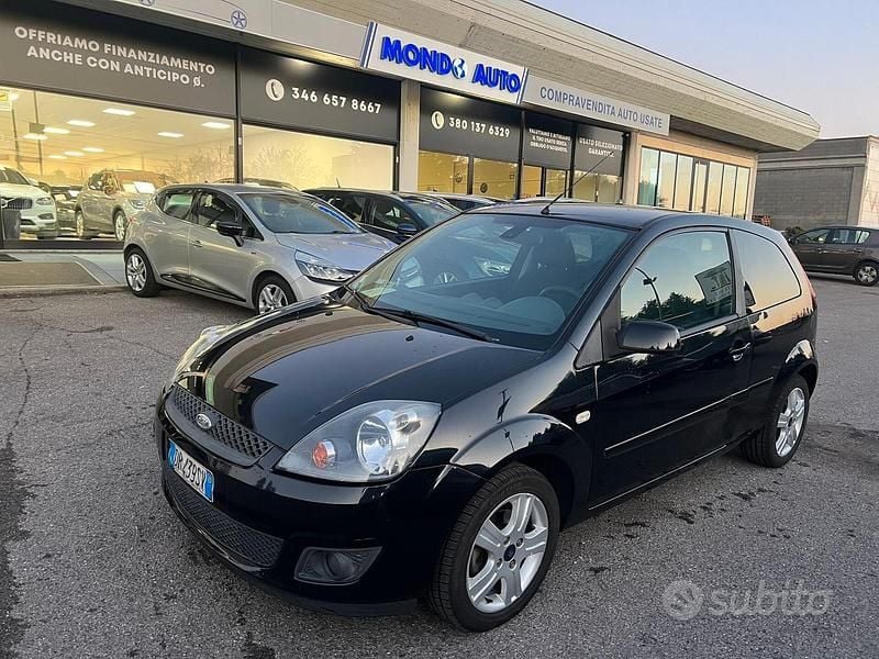 Nero Usata 2008 Ford Fiesta Ghia Tre volumi | 1900 € (Ottimo prezzo) - Immagine 1/4