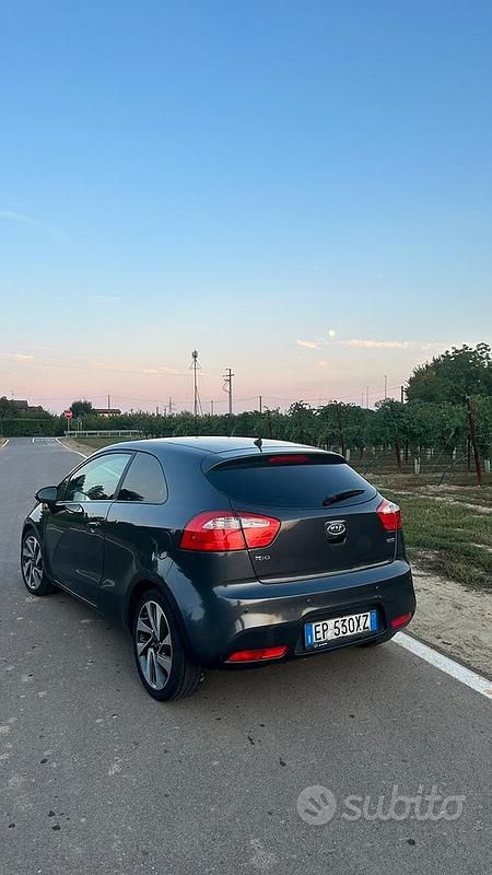 Usata Kia Rio EX 90 CV (66 kW) 2013 Grigio Berlina