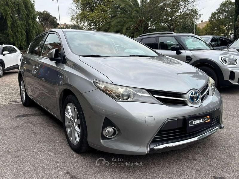 Usata Toyota Auris Hybrid Lounge 99 CV (72 kW) 2015 Grigio Berlina