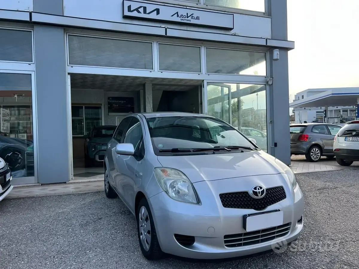 Usata Toyota Yaris Sol 90 CV (66 kW) 2007 Grigio Utilitaria