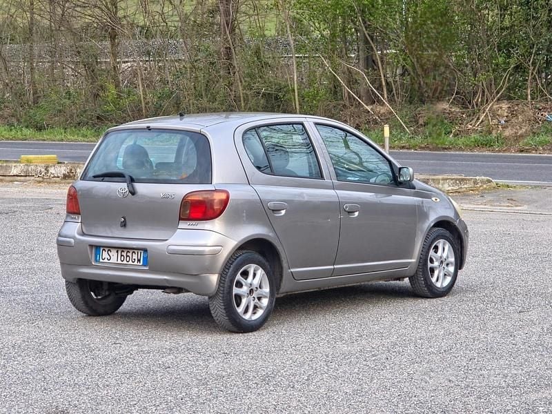 Usata Toyota Yaris Sol 65 CV (47 kW) 2004 Marrone Berlina
