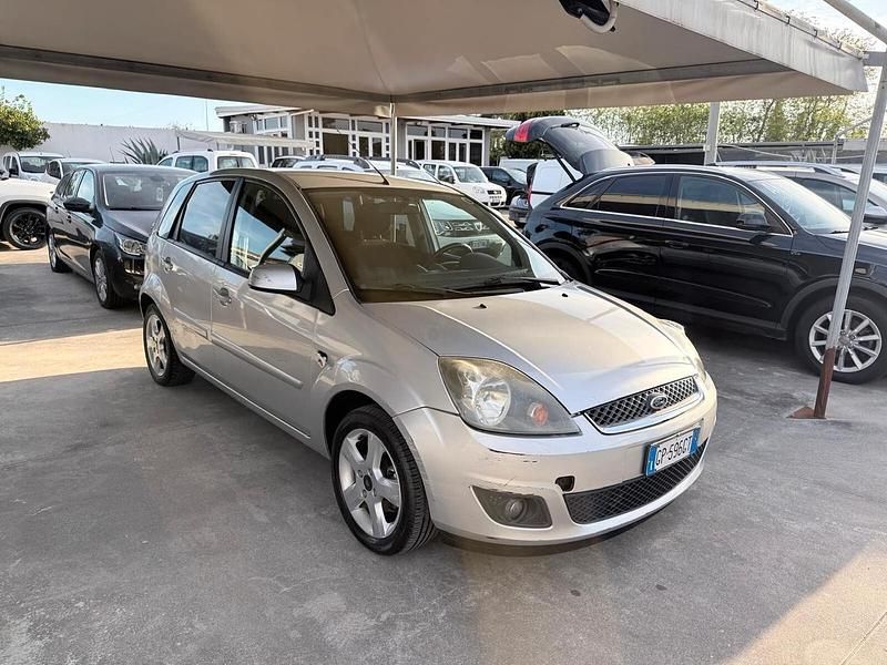 Usata Ford Fiesta Ghia 70 CV (51 kW) 2008 Grigio Utilitaria