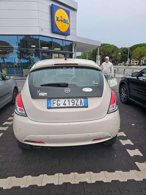 Usata Lancia Ypsilon Gold 69 CV (50 kW) 2017 Utilitaria