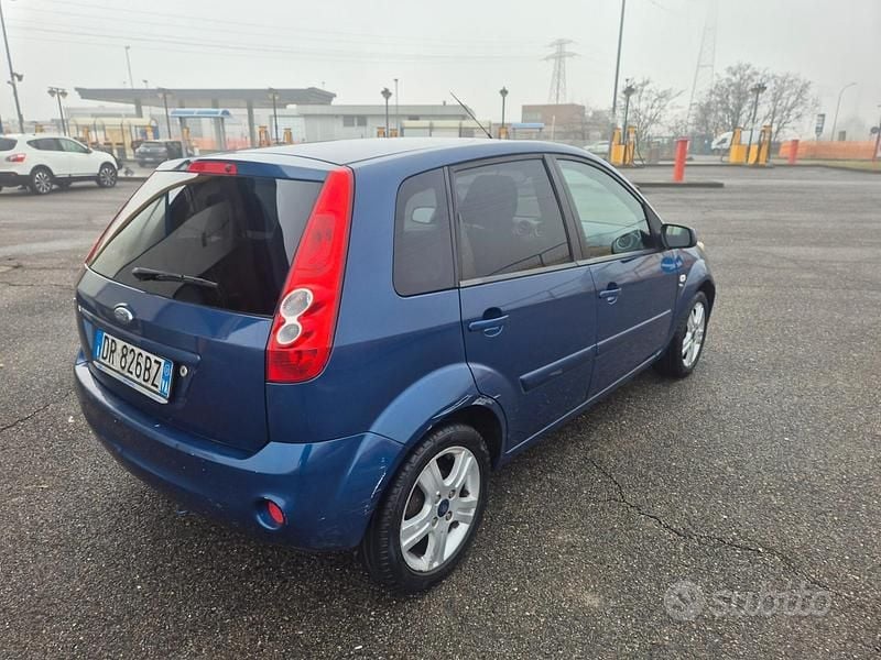 Usata Ford Fiesta Ghia 74 CV (54 kW) 2008 Blu Utilitaria