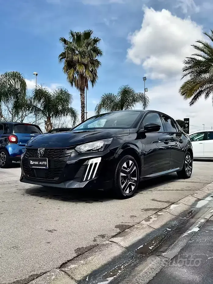 Usata Peugeot 208 Allure 101 CV (74 kW) 2025 Nero Utilitaria