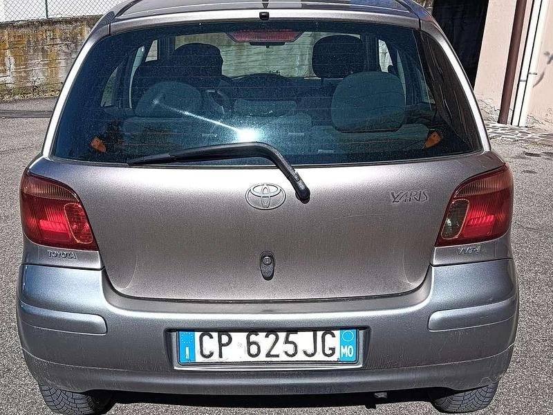 Usata Toyota Yaris 65 CV (47 kW) 2004 Argento Utilitaria