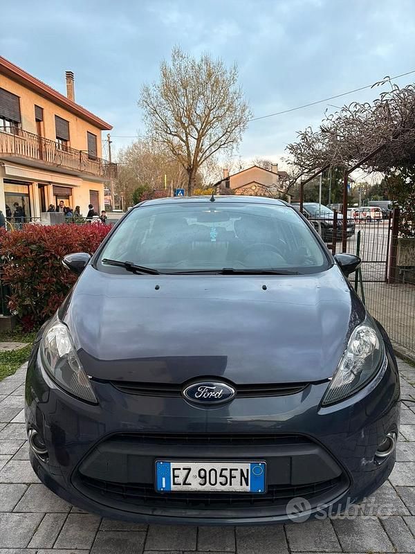 Usata Ford Fiesta 96 CV (70 kW) 2012 Blu Utilitaria