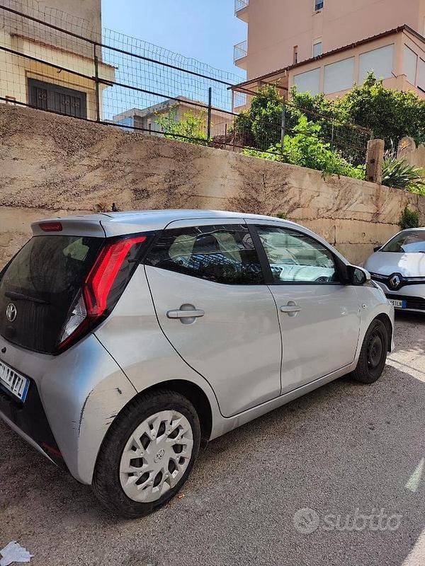 Usata Toyota Aygo Business Edition 72 CV (52 kW) 2019 Grigio Utilitaria