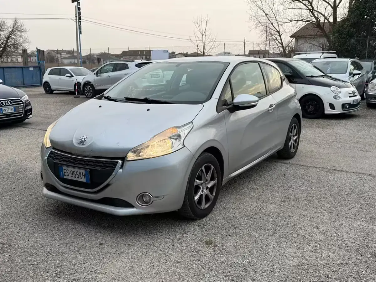 Usata Peugeot 208 Active 82 CV (60 kW) 2013 Grigio Utilitaria