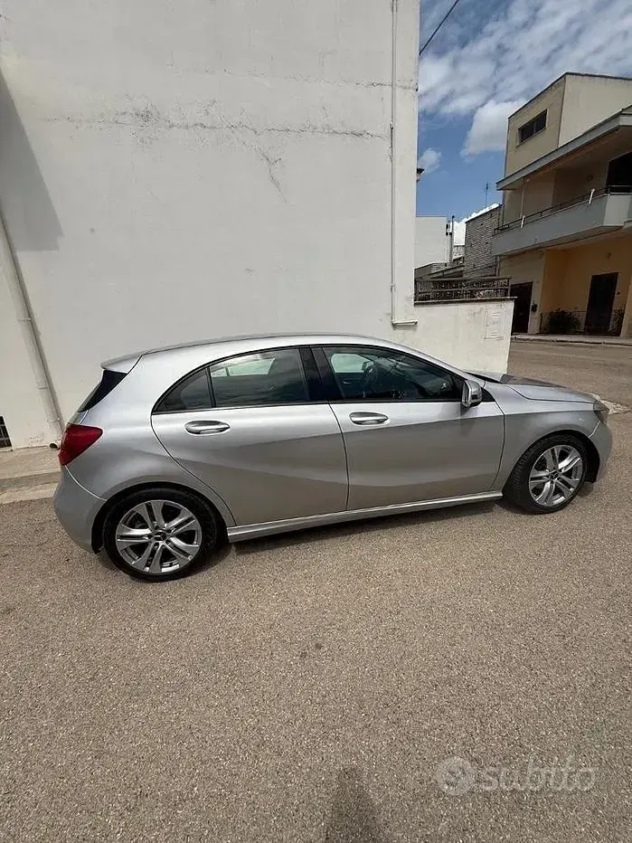 Usata Mercedes A180 109 CV (80 kW) 2014 Grigio Utilitaria