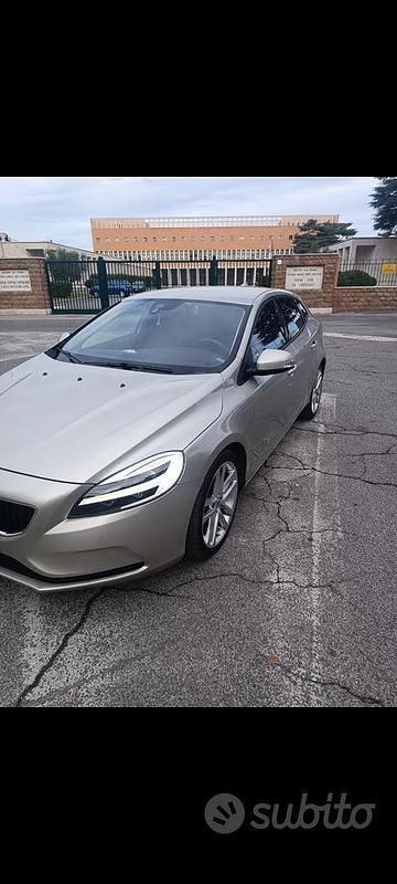 Usata Volvo V40 120 CV (88 kW) 2018 Station wagon