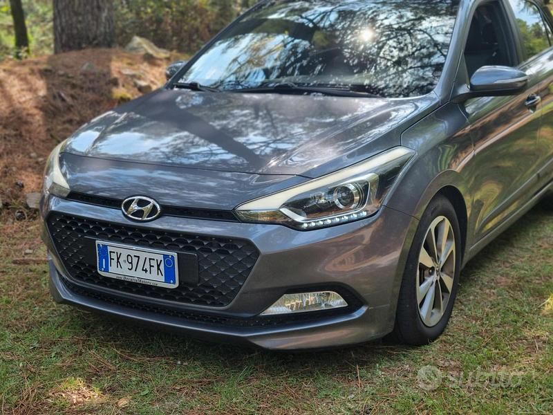 Grigio Usata 2017 Hyundai i20 Due volumi | 8900 € (Buon prezzo) - Immagine 1/4