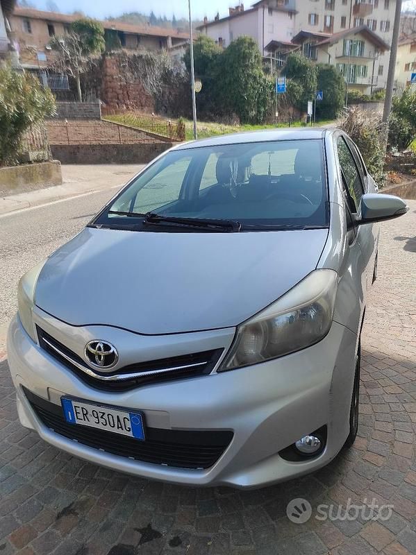 Usata Toyota Yaris Active 90 CV (66 kW) 2013 Grigio Utilitaria